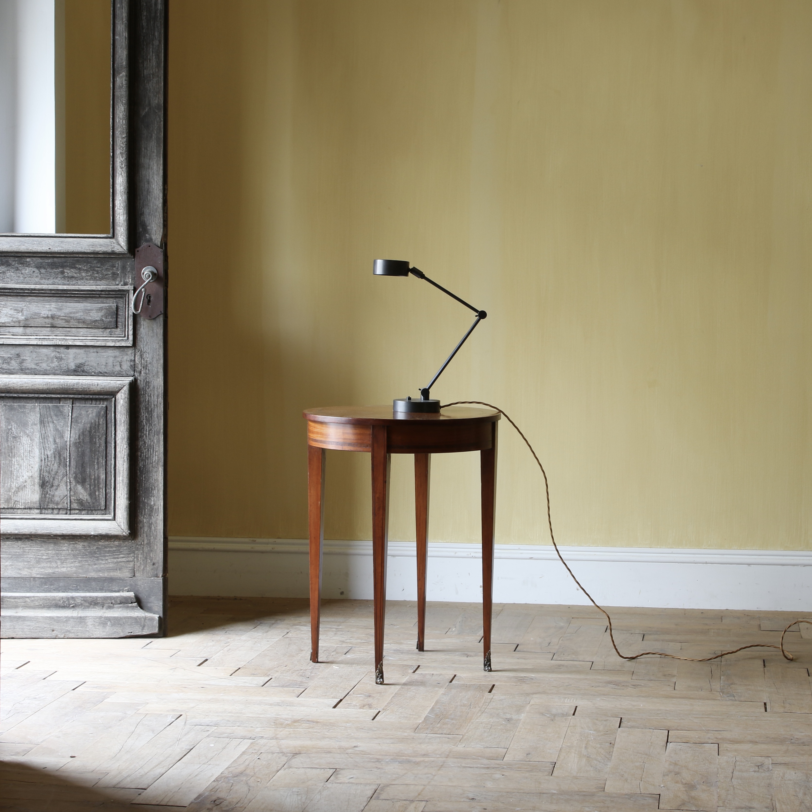 155-36 - Round Empire Table